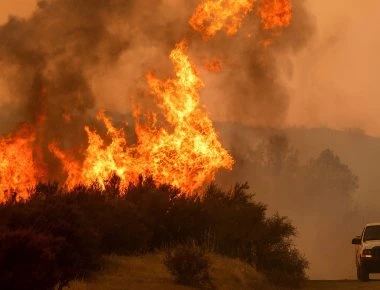 ΗΠΑ: Συγκινεί ο πατέρας που τραγουδά στην 3χρονη κόρη του περνώντας μέσα από τις φλόγες